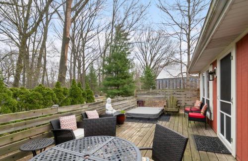 Saugatuck Villa | Cozy Cottages Red Cottage Hot tubTown