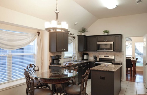 Wetmore House | Cozy Country Home @ Six Flags, La Cantera, Medical Center, RIM, and UTSA.