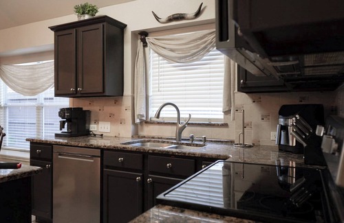 Wetmore House | Cozy Country Home @ Six Flags, La Cantera, Medical Center, RIM, and UTSA.