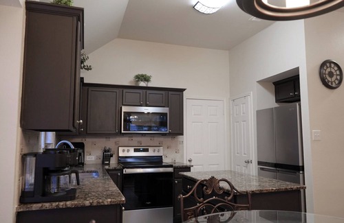 Wetmore House | Cozy Country Home @ Six Flags, La Cantera, Medical Center, RIM, and UTSA.