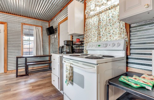 Canyon Lake Apartment | Cozy Couple's Cottage w/View Near Canyon Lake!