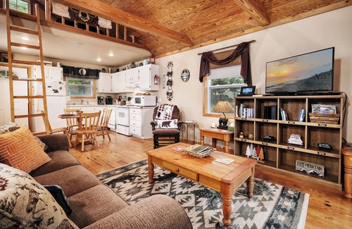 Chalet Village North Cabin | Cozy Couples, Honeymoon or Anniversary Cabin, minutes to Gatlinburg & Dollywood