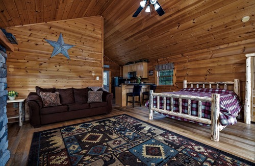 Stanley Cabin | Cozy Couples Mountain Log Cabin #5 Hot Tub Stone Fireplace LURAY Shenandoah Park