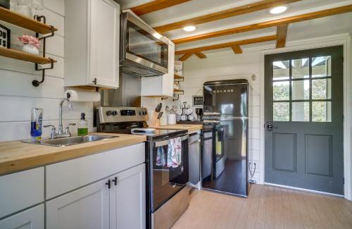 Iberia Parish Apartment | Cozy Couples Retreat with Porch on Bayou Teche!