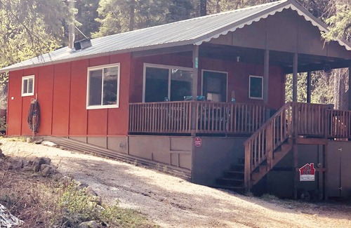 Cascade Cabin | Cozy Creekside Cottage