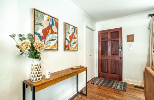 Knoxville House | Cozy Creekside Rancher-Heart of Downtown Knoxville