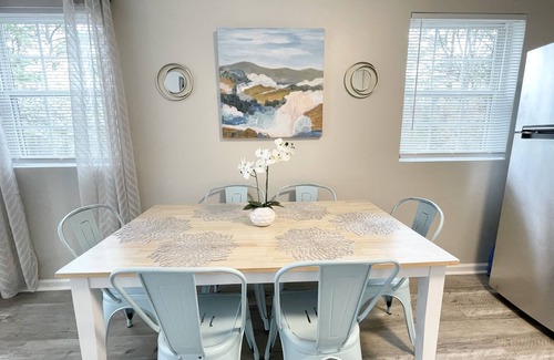 Forest Hills Apartment | ★Cozy Crib★ King Bed★ Long Term Stays ★ Duke ★