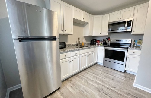 Forest Hills Apartment | ★Cozy Crib★ King Bed★ Long Term Stays ★ Duke ★