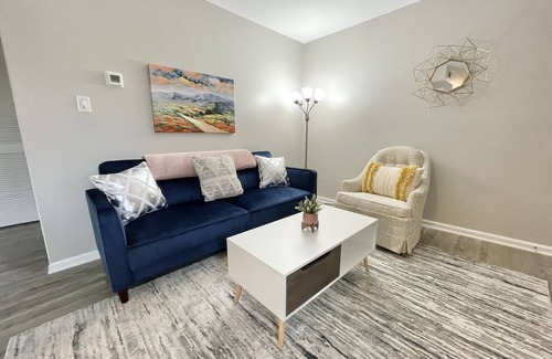 Forest Hills Apartment | ★Cozy Crib★ King Bed★ Long Term Stays ★ Duke ★