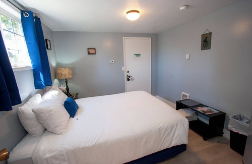 Westport Hotel | Cozy Cuddy Room with WiFi in Westport