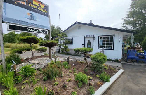 Westport Hotel | Cozy Cuddy Room with WiFi in Westport