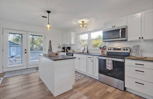 Wilmington House | Cozy, Cul-de-sac Cottage 3/2 near Greenfield Lake Park+Amphitheater