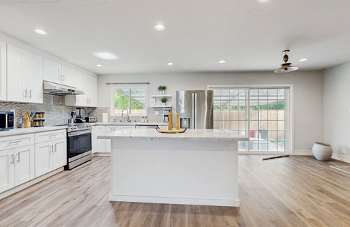 Sacramento House | Cozy dog friendly home w/patio - near Sacramento State University & Downtown
