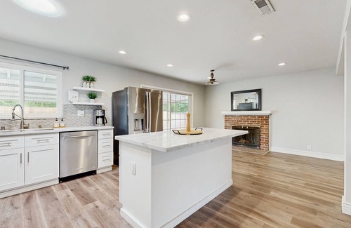 Sacramento House | Cozy dog friendly home w/patio - near Sacramento State University & Downtown