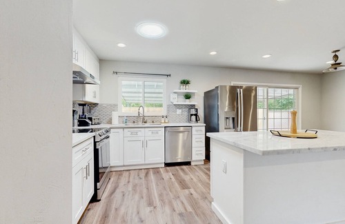 Sacramento House | Cozy dog friendly home w/patio - near Sacramento State University & Downtown