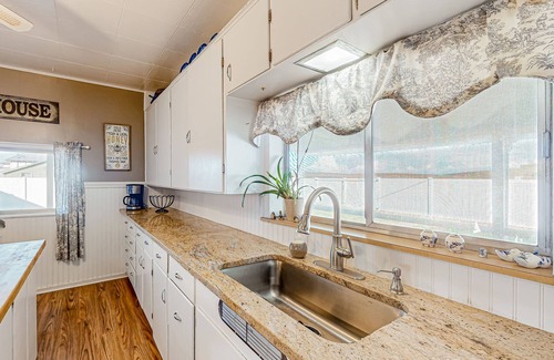 Touchet House | Cozy dog-friendly home, with W/D and a hot tub, walk to wineries next door