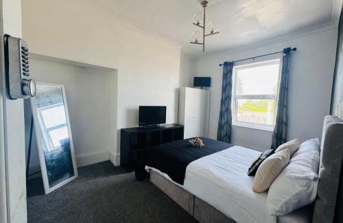 Hull House | Cozy Double Room with Smart TV Near Hull City Centre
