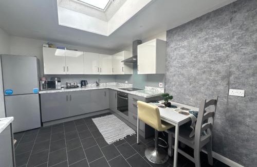 Hull House | Cozy Double Room with Smart TV Near Hull City Centre