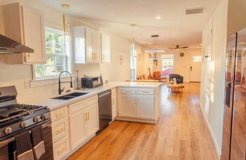 Downtown House | Cozy Downtown Cottage 10 Mins to Pcola Beach