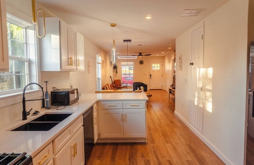 Downtown House | Cozy Downtown Cottage 10 Mins to Pcola Beach