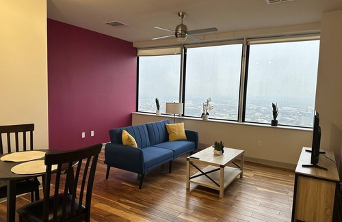 Downtown Dallas Apartment | COZY DOWNTOWN DALLAS HIGH RISE APARTMENT! WITH PARKING