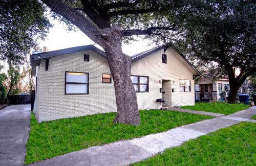 Nevada Street Apartment | Cozy Downtown Guest House 2BR/1BA Sleeps 8