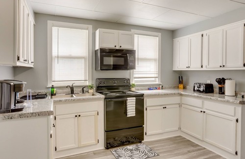 Sandusky House | Cozy Downtown Sandusky Gem - 1 Mi to Lake Erie!