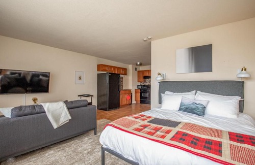 Downtown West Apartment | Cozy DT Studio with City View by Zencity