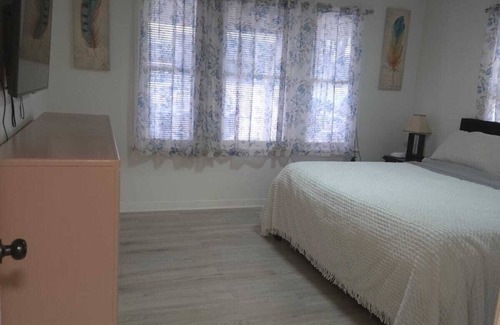 Irving House | Cozy Duplex in Downtown Irving