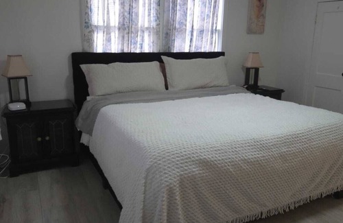 Irving House | Cozy Duplex in Downtown Irving