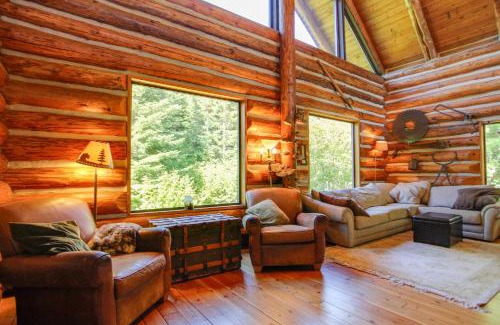 Easton House | Cozy Easton Cabin with Wenatchee Natl Forest Views!