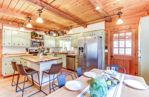 Ellijay Cabin | Cozy Ellijay Cabin: Hot Tub, Yard, & Resort Access