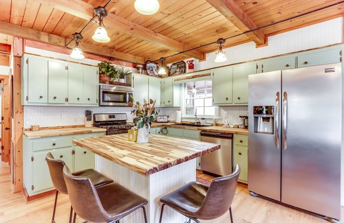Ellijay Cabin | Cozy Ellijay Cabin: Hot Tub, Yard, & Resort Access