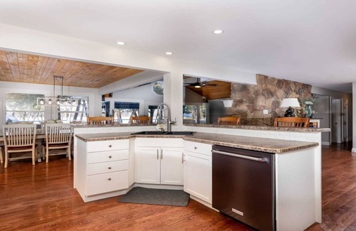 Trent Lakes Cottage | Cozy Escape | 5 Bedroom Kawarthas Cottage | Sauna and Fireplace | 2 hrs from GTA