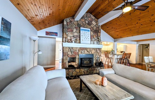 Trent Lakes Cottage | Cozy Escape | 5 Bedroom Kawarthas Cottage | Sauna and Fireplace | 2 hrs from GTA