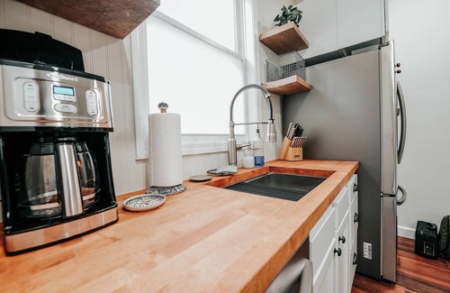 Near East Columbus House | Cozy escape w/Hot Tub, ideal for family and friends!