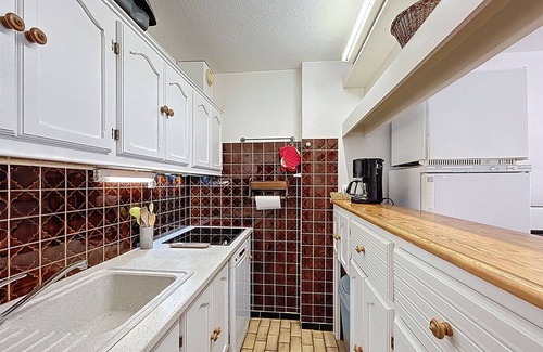 Carnon-Plage Apartment | Cozy F2 with Parking, A/C, WiFi - Steps from the Beach
