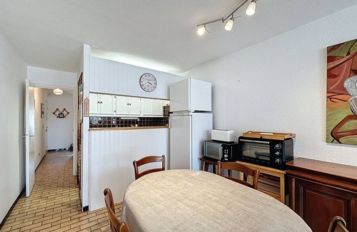 Carnon-Plage Apartment | Cozy F2 with Parking, A/C, WiFi - Steps from the Beach