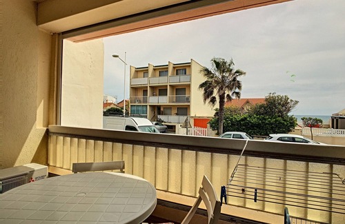 Carnon-Plage Apartment | Cozy F2 with Parking, A/C, WiFi - Steps from the Beach
