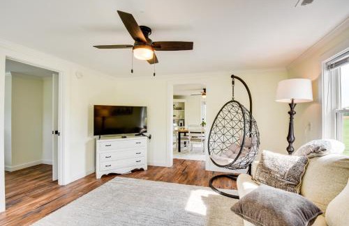 Fair Play House | Cozy Fair Play Home with Deck 4 Mi to Lake Hartwell!