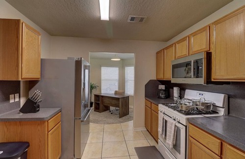 Barker House | Cozy Fall Home! Fast Wi-Fi, & Free Snacks!