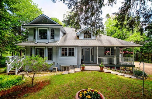 Lake of Bays Cottage | Cozy Fall & Winter 2-night Rental Available @Muskoka Waterfront Cottage!