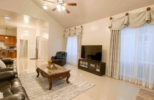 Clodine House | Cozy Family Bellaire Home Hosted by Cindy