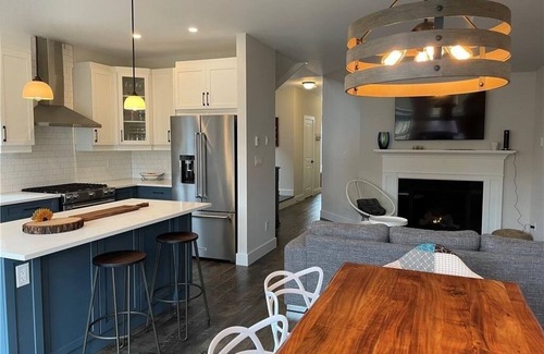 The Blue Mountains Cottage | Cozy family home across the Blue Mountain South Lift, 1km to the Village.