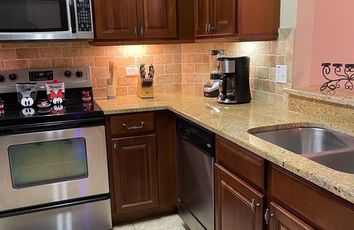 West Kissimmee Condo | Cozy Family Condo 2 miles from Disney! 3 Bedroom, 2 Bath/Sleeps 10-12