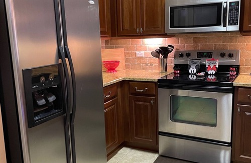 West Kissimmee Condo | Cozy Family Condo 2 miles from Disney! 3 Bedroom, 2 Bath/Sleeps 10-12