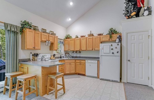 Campton House | Cozy Family Cottage in White Mountains access to Pool, Hot Tub, WiFi, Gym, Sauna