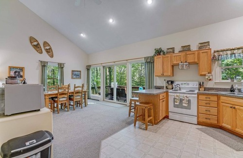 Campton House | Cozy Family Cottage in White Mountains access to Pool, Hot Tub, WiFi, Gym, Sauna