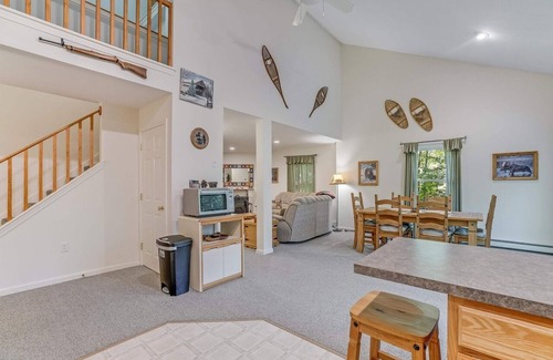 Campton House | Cozy Family Cottage in White Mountains access to Pool, Hot Tub, WiFi, Gym, Sauna