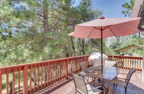 Groveland Ski Chalet | Cozy family-friendly mountain chalet with pool - near Yosemite